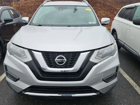 Used 2020 Nissan Rogue SV image 2
