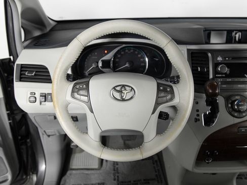 Used 2013 Toyota Sienna XLE image 31