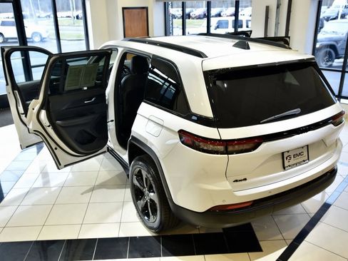 Used 2023 Jeep Grand Cherokee Altitude image 8