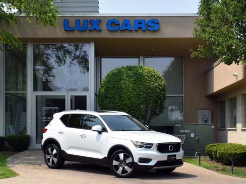Used 2022 Volvo XC40 T5 Momentum w/ Premium Package image 1