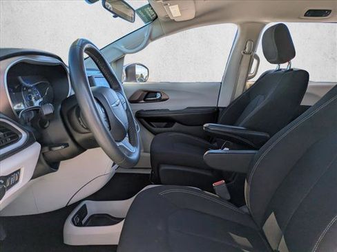Used 2022 Chrysler Voyager LX image 15