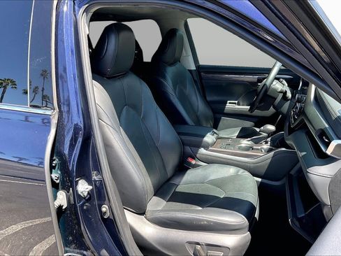 Used 2023 Toyota Highlander Limited FWD image 8