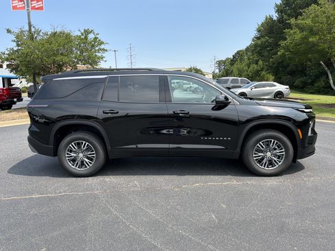 New 2026 Chevrolet Traverse LT w/ LPO, Cargo Package FWD image 4