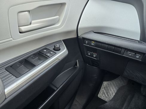 Used 2025 Toyota Sienna LE FWD image 22