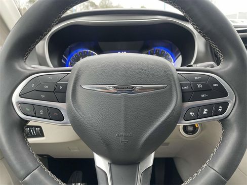 Used 2023 Chrysler Pacifica Touring-L image 20
