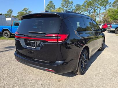 New 2026 Chrysler Pacifica Select w/ S Appearance Package