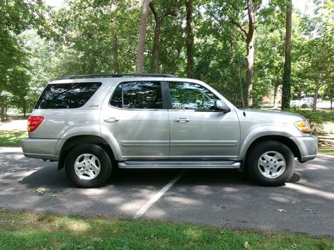Used 2003 Toyota Sequoia SR5 RWD image 4