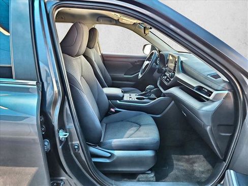 Used 2025 Toyota Highlander LE FWD image 21