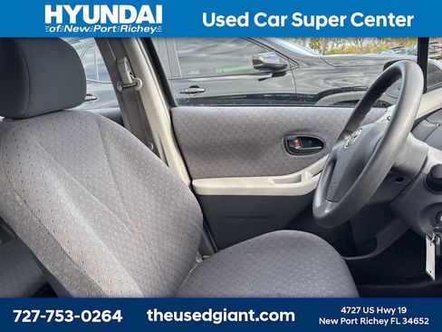 Used 2009 Toyota Yaris 4-Door Hatchback image 7