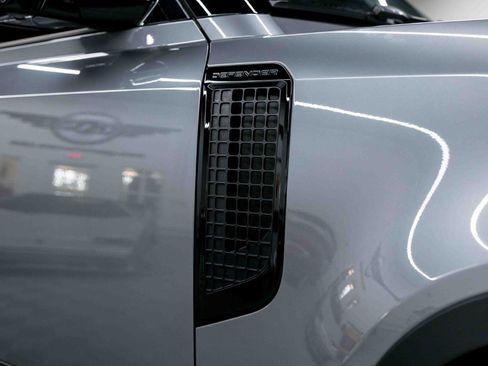 Used 2023 Land Rover Defender 130 SE image 19