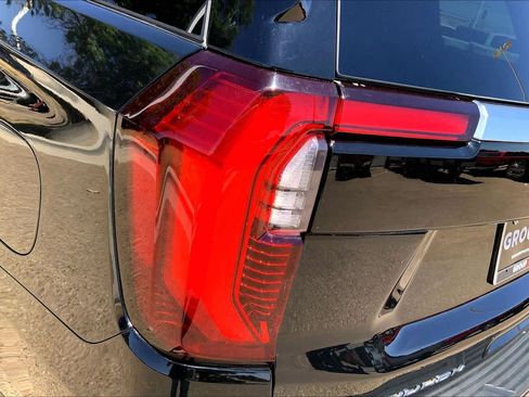 Used 2025 GMC Yukon XL Denali AWD/4WD image 32