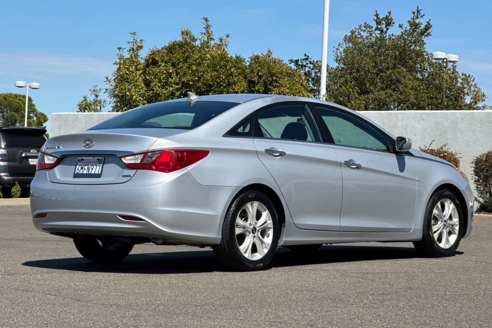 Used 2011 Hyundai Sonata Limited w/ Navigation Pkg 5 FWD image 2