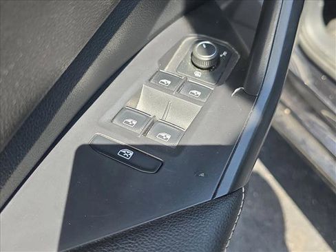 Used 2024 Volkswagen Jetta SE FWD image 7