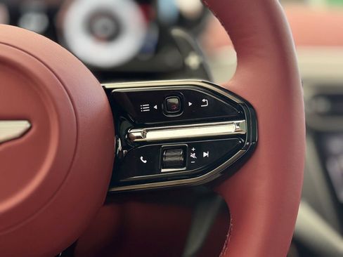 Used 2025 Aston Martin Vanquish image 24