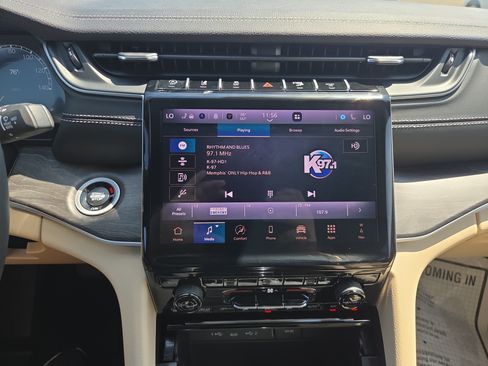 Used 2025 Jeep Grand Cherokee Limited RWD image 12