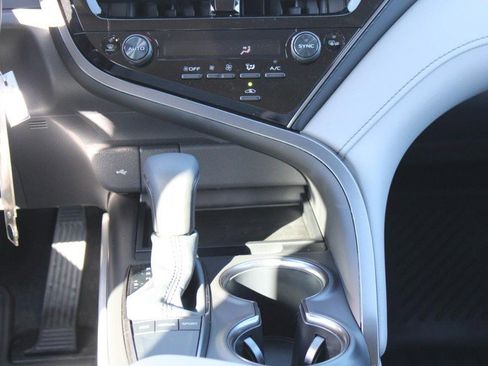 Used 2024 Toyota Camry SE image 11