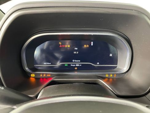 Used 2023 GMC Yukon SLT w/ SLT Luxury Package image 5