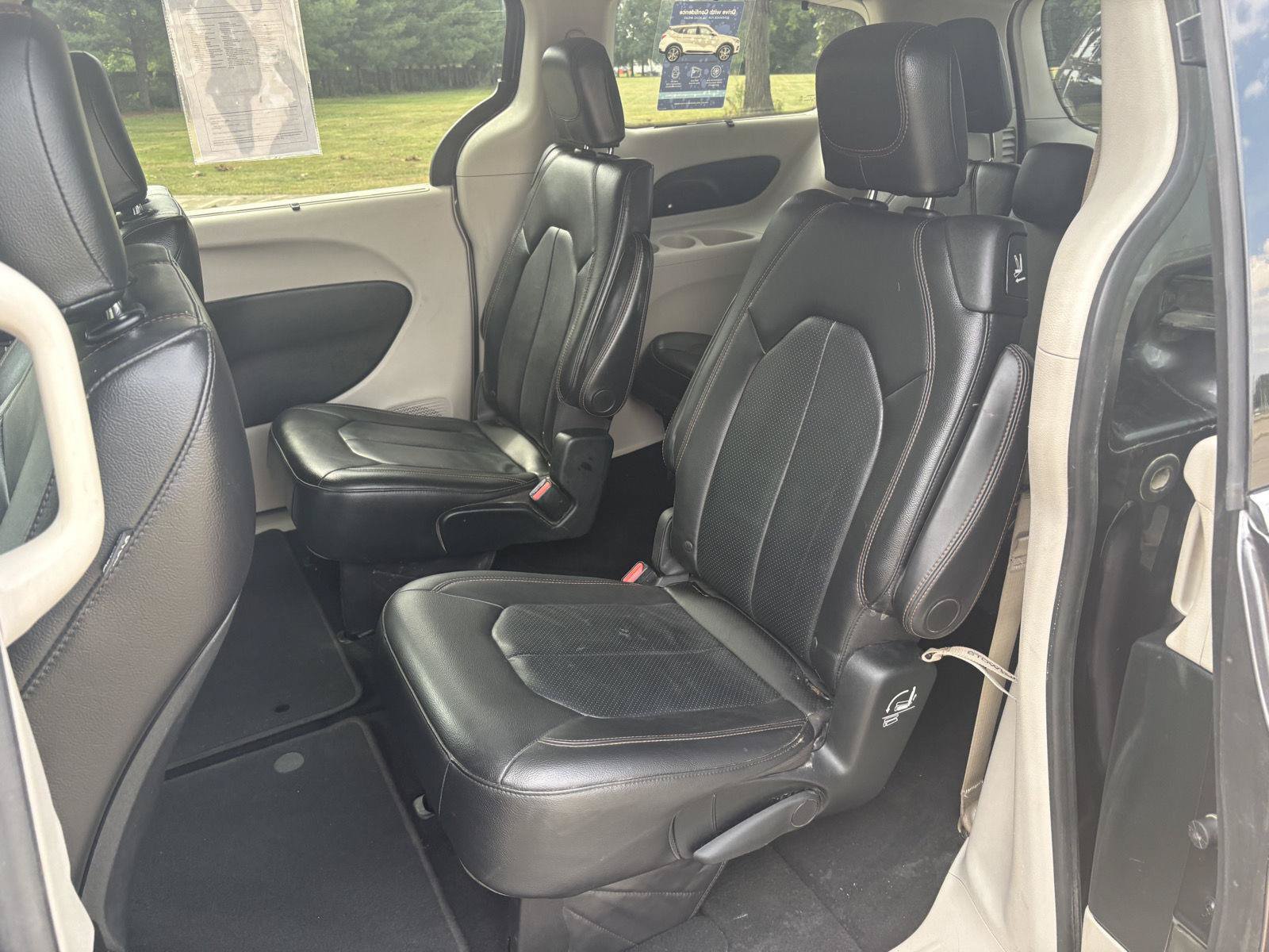 Used 2018 Chrysler Pacifica Touring-L w/ Tire & Wheel Group FWD image 18