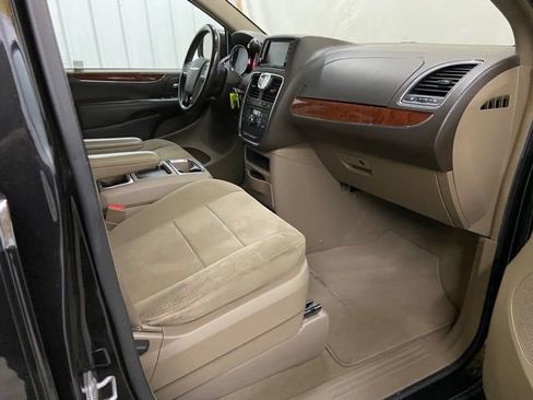 Used 2014 Chrysler Town & Country Touring image 31