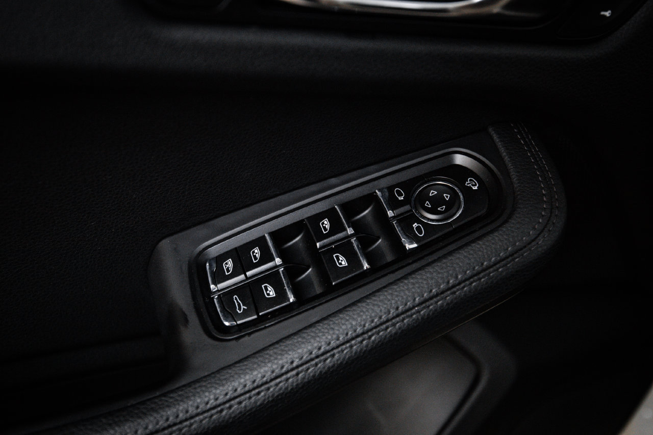 Certified 2023 Porsche Macan AWD/4WD image 22