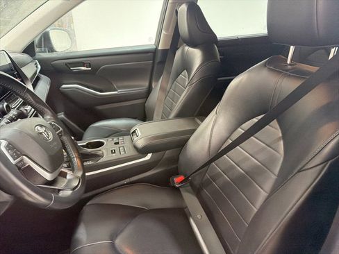Used 2023 Toyota Highlander L image 19