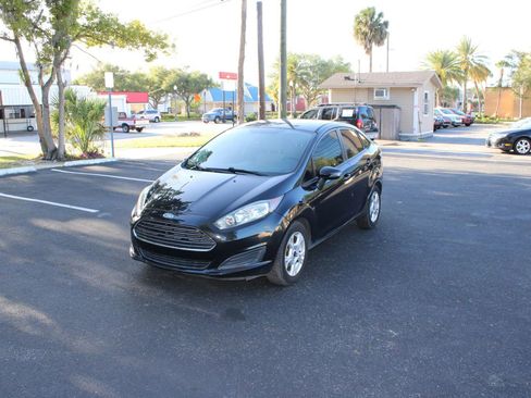 Used 2015 Ford Fiesta SE FWD image 1