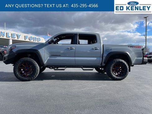 Used 2019 Toyota Tacoma TRD Off-Road image 2
