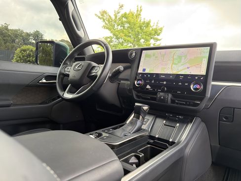 Used 2025 Lexus GX 550 w/ Accessory Package (2T) AWD/4WD image 6