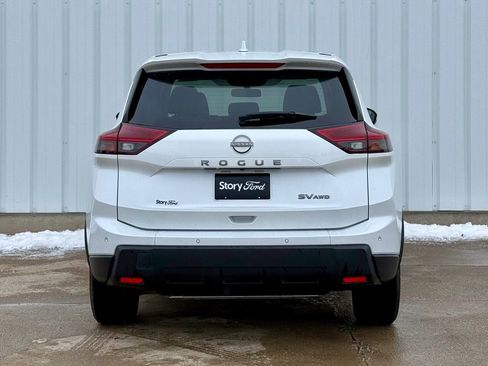 Used 2024 Nissan Rogue SV image 4