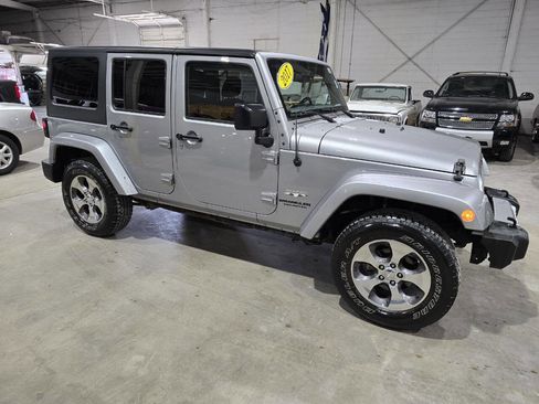 Used 2017 Jeep Wrangler Unlimited Sahara w/ Connectivity Group image 15