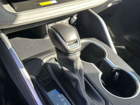 Used 2024 Toyota Highlander XLE image 32