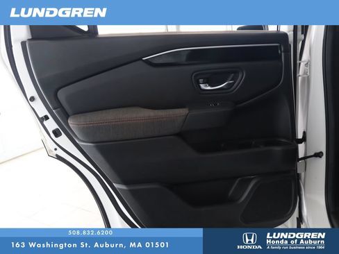 Used 2025 Honda Pilot Sport image 13