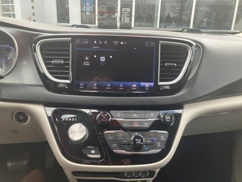 Used 2022 Chrysler Pacifica Touring-L image 20