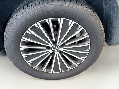 Certified 2025 Volkswagen Tiguan S w/ 18" Wheel Package AWD/4WD image 31