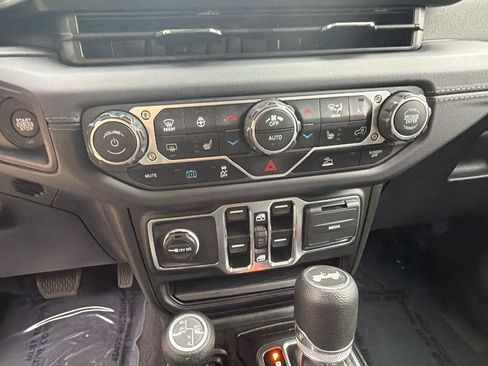 Used 2025 Jeep Wrangler Unlimited Sahara AWD/4WD image 32