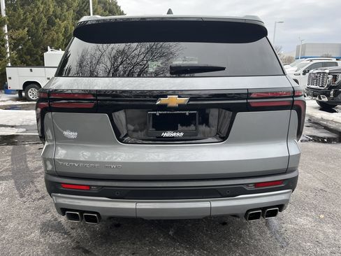 Used 2025 Chevrolet Traverse LT image 9