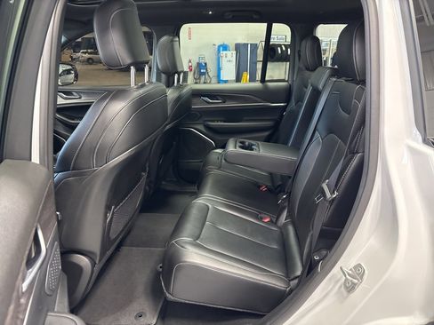 Used 2024 Jeep Grand Cherokee Limited w/ Black Appearance Package image 36