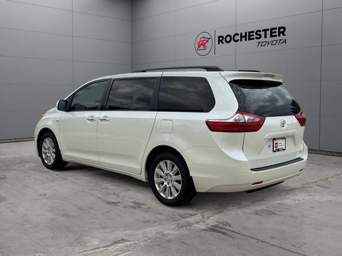 Used 2017 Toyota Sienna XLE Premium AWD/4WD image 3