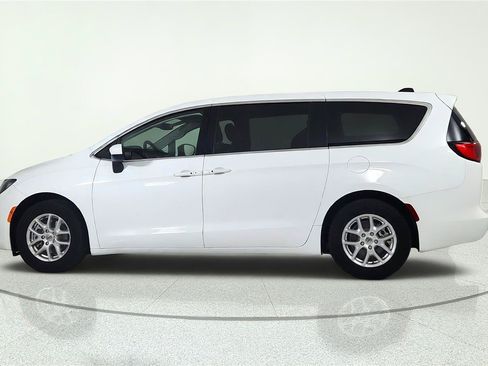 Used 2023 Chrysler Voyager LX FWD image 4