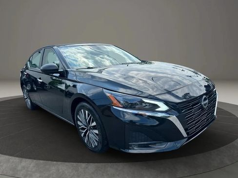 Used 2024 Nissan Altima 2.5 SV FWD image 3