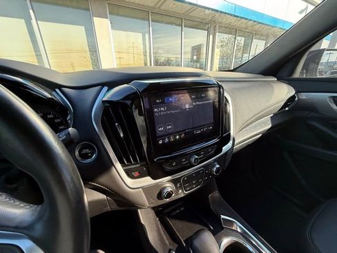 Used 2022 Chevrolet Traverse LT image 12