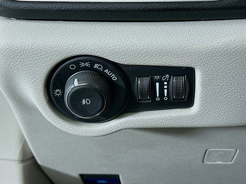 Used 2024 Chrysler Pacifica Touring-L image 17