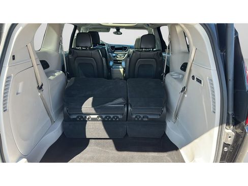 Used 2018 Chrysler Pacifica Limited FWD image 20
