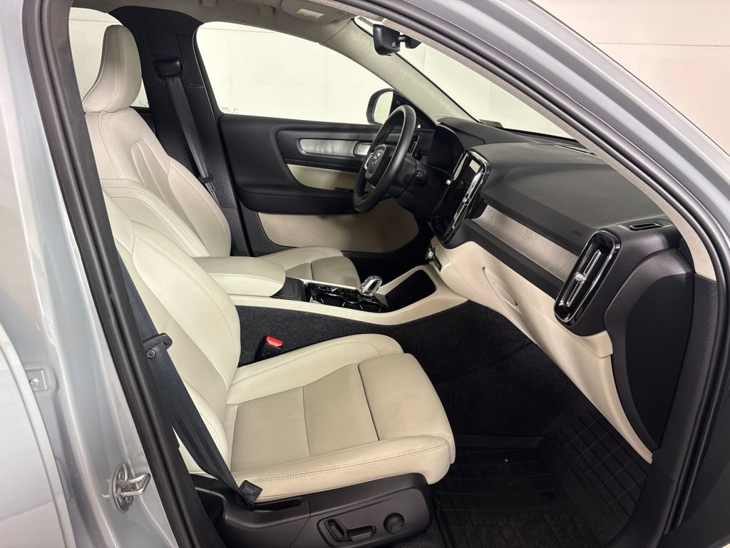Used 2026 Volvo XC40 B5 Plus AWD/4WD image 16
