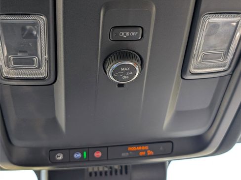 Used 2025 Chevrolet Suburban Z71 image 32