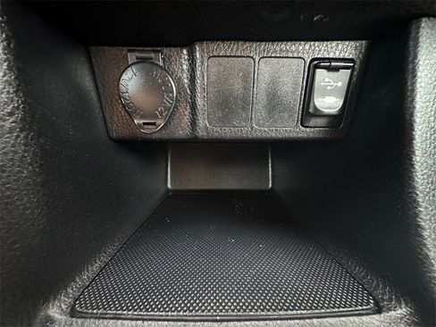 Used 2015 Toyota Corolla LE image 25