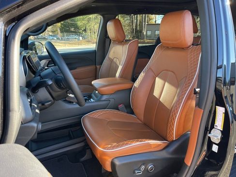 Used 2024 Chrysler Pacifica Pinnacle w/ Trailer Tow Group image 20