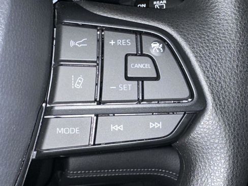 Used 2025 Toyota Sienna LE image 28