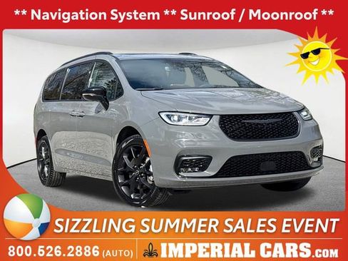 Used 2025 Chrysler Pacifica Limited AWD/4WD image 1
