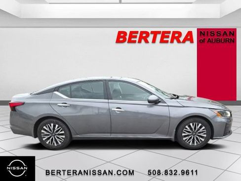 Used 2024 Nissan Altima 2.5 SV w/ SV Premium Package FWD image 2